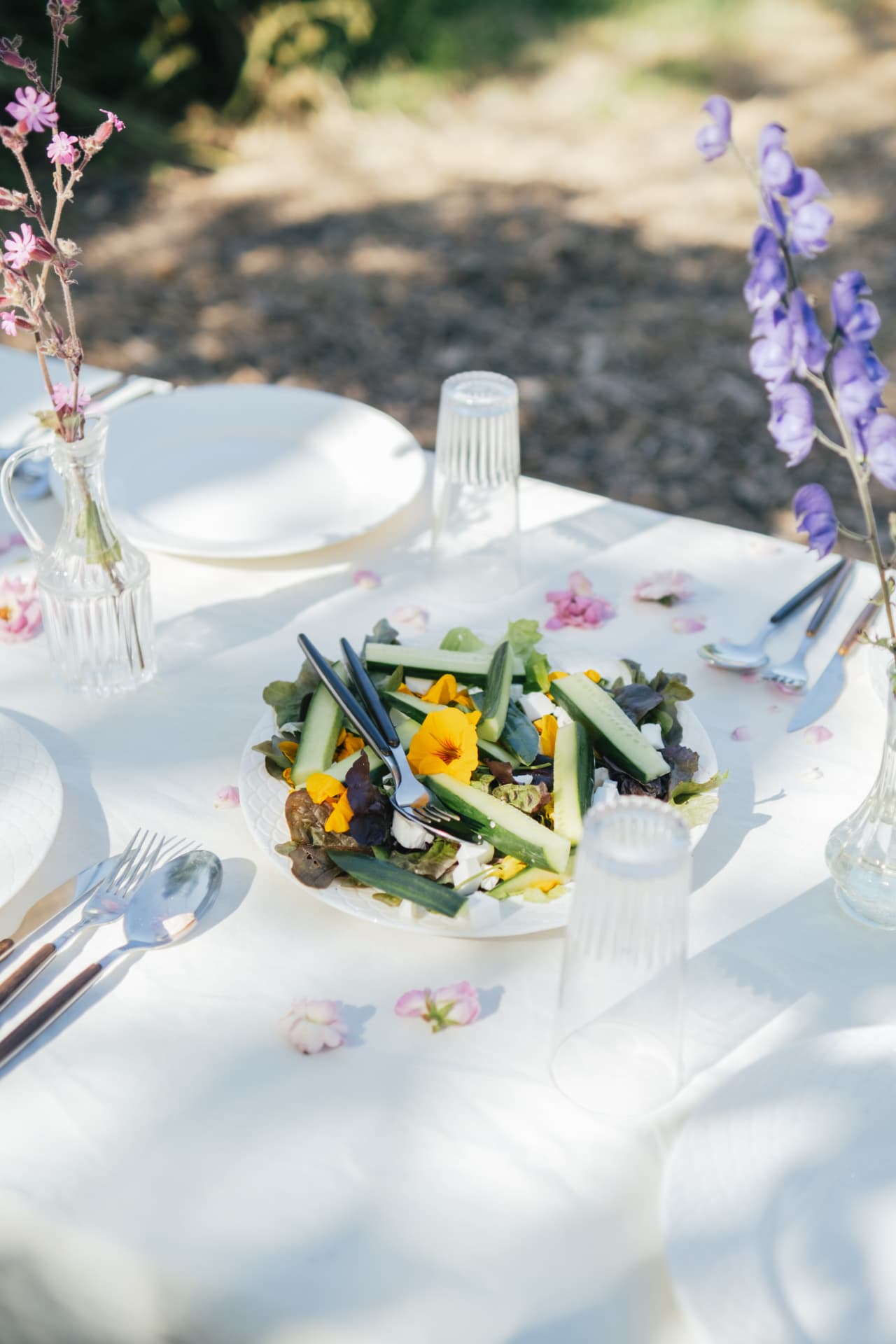 Gedekte tafel met salade en veldbloemen tijdens het retreat