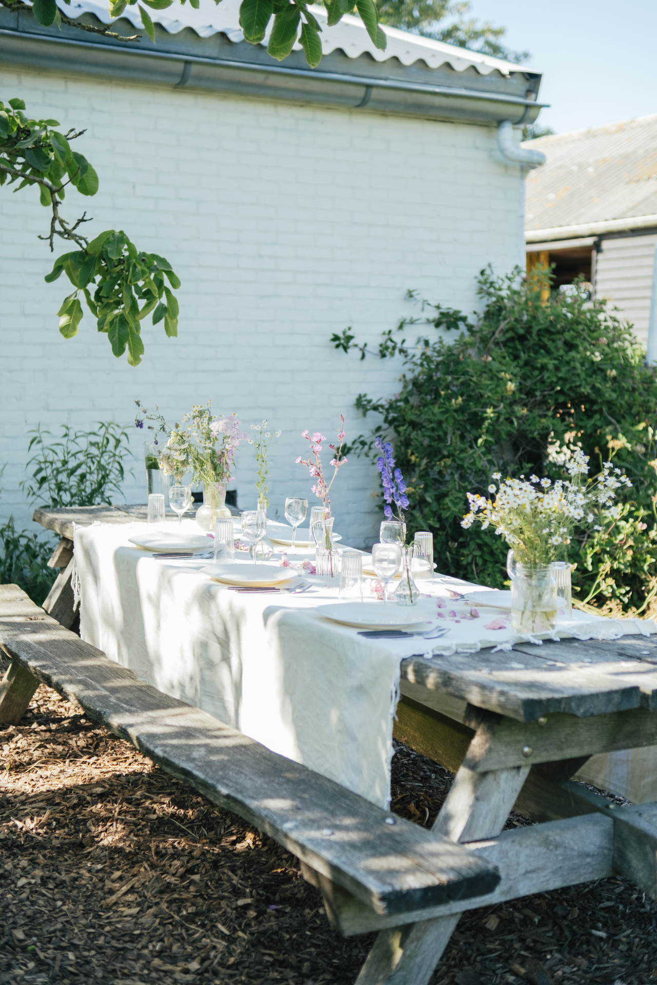 Lange tafel met bloemen buiten