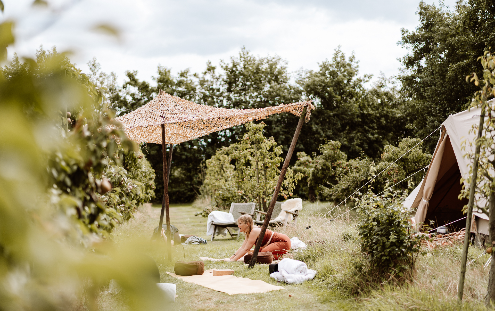 Ademtuin — yoga onder het net